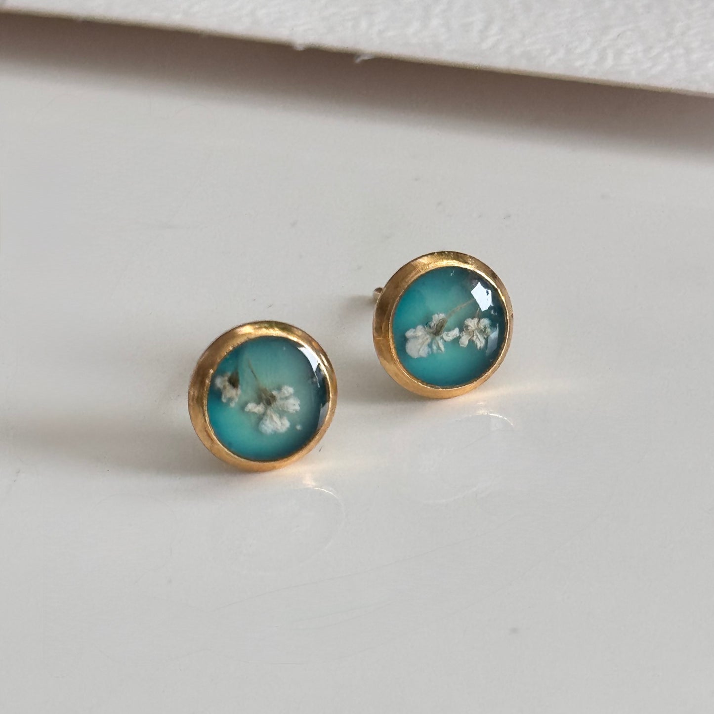 Blue resin studs with real flowers