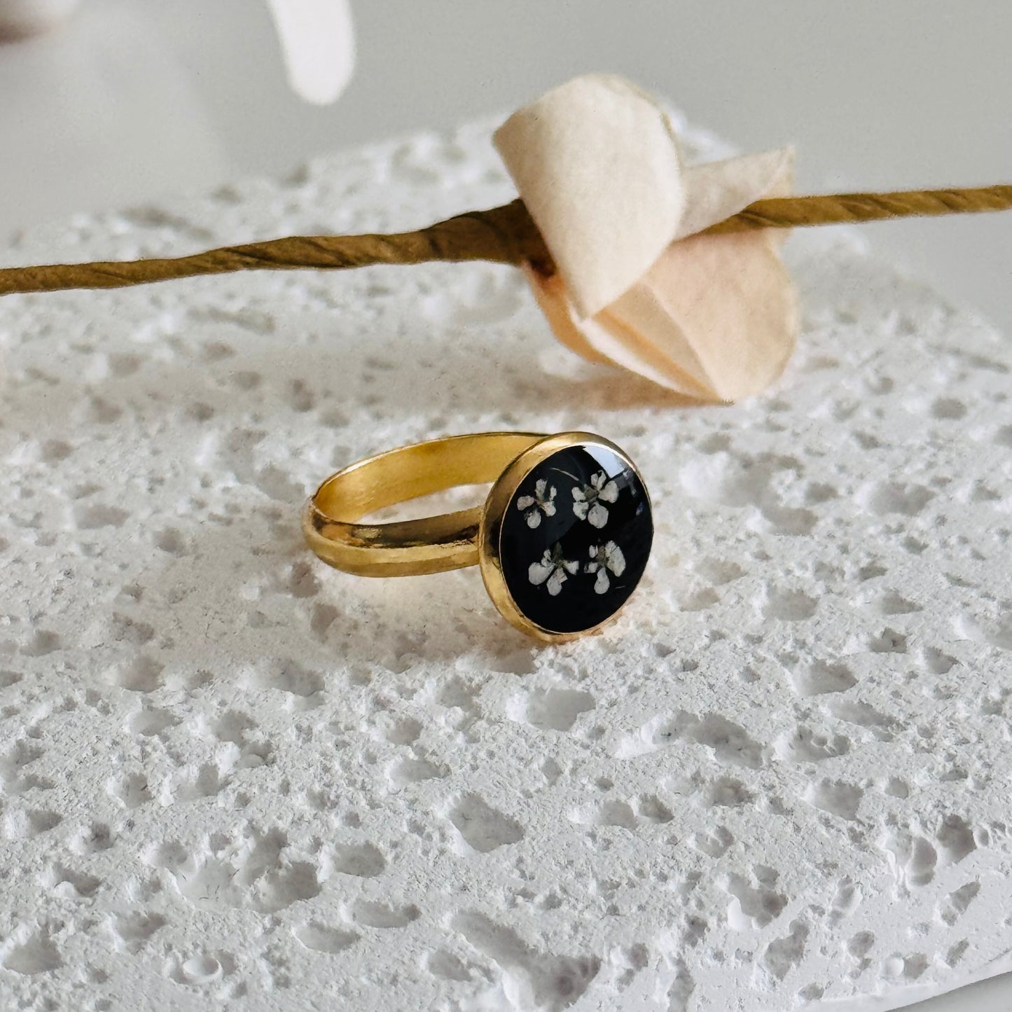 Black resin and flower adjustable ring