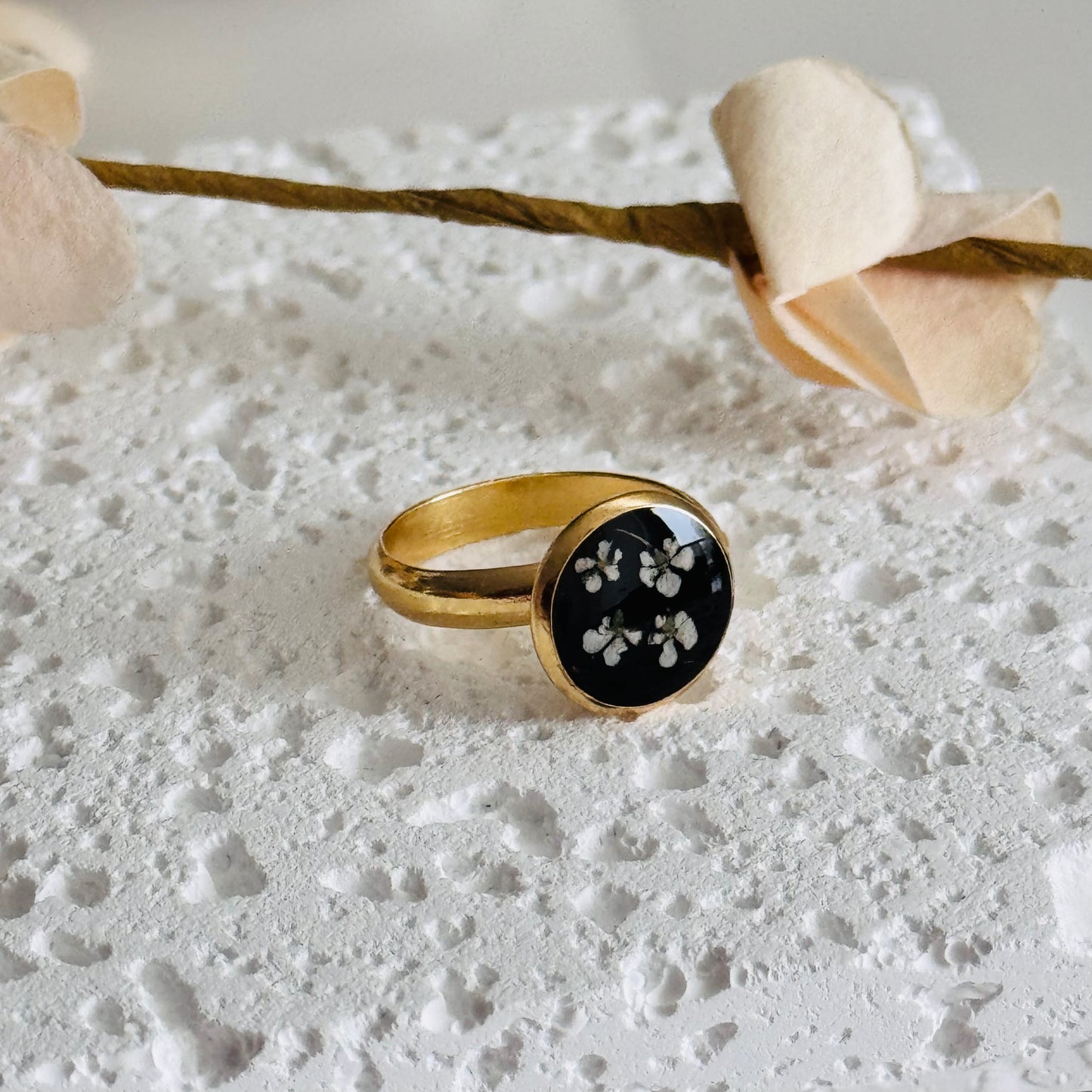 Black resin and flower adjustable ring