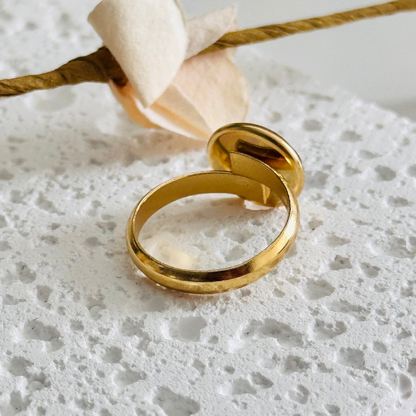 Black resin and flower adjustable ring